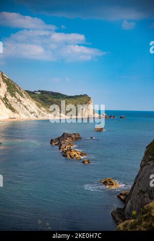 Un colpo verticale dell'oceano con una bella costa Foto Stock