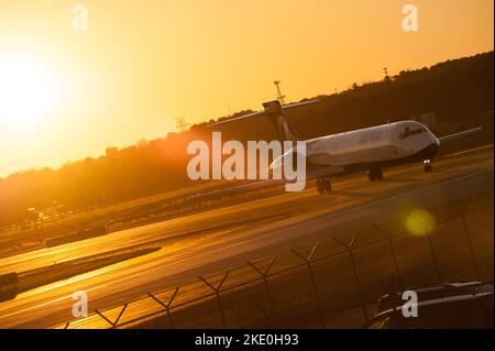 Il jet passeggeri al tramonto sulla pista all'Aeroporto Internazionale Hartsfield-Jackson di Atlanta, Georgia. (USA) Foto Stock