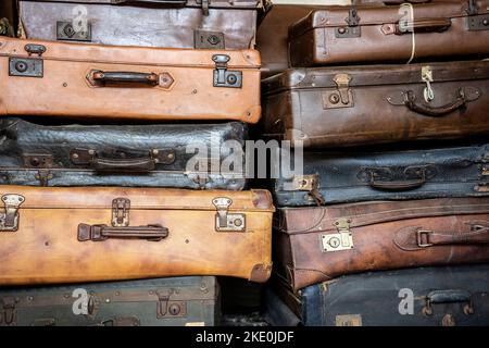 Valigie di persone inviate ai campi di concentramento - pile di bagagli, valigie e borse delle vittime dell'olocausto - concetto di memoria Foto Stock