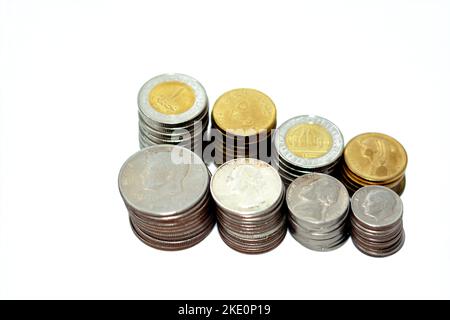 Monete egiziane e americane in pile di 1 EGP LE una libbra, cinquanta piasters, mezzo dollaro 50 centesimi, 25 centesimi quarti, dime 10 centesimi e cinque centesimi, Foto Stock