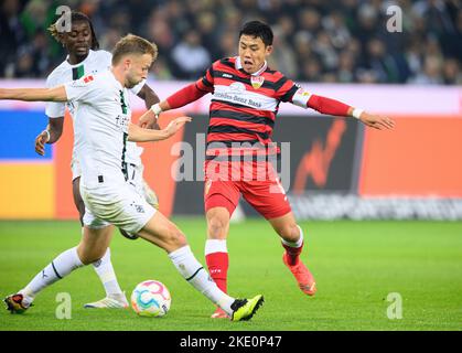 Da sinistra a destra Kouadio KONE (MG), Marvin FRIEDRICH (MG), Wacaru ENDO (S) duelli, azione, calcio 1st Bundesliga, 13th matchday, Borussia Monchengladbach (MG) - VfB Stuttgart (S) 3:1, il 04,11 .2022 a Borussia Monchengladbach/ Germania. Le normative #DFL vietano qualsiasi uso di fotografie come sequenze di immagini e/o quasi-video # Foto Stock