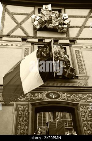 SELESTAT, FRANCIA - 20 DICEMBRE 2015: Decorazione natalizia con bandiera francese a Selestat. Alsazia. Seppia foto storica Foto Stock