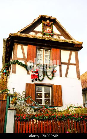 Tipica casa rurale a graticcio decorata per Natale. Alsazia, Francia. Foto Stock
