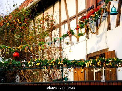 Tipica casa rurale a graticcio decorata per Natale. Alsazia, Francia Foto Stock