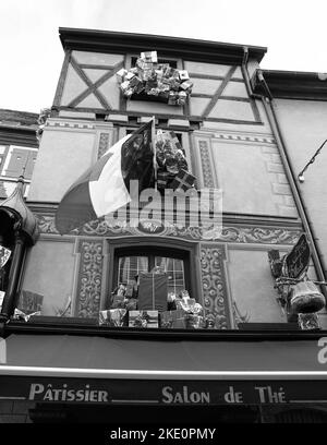 SELESTAT, FRANCIA - 20 DICEMBRE 2015: Decorazione natalizia con bandiera francese a Selestat. Foto storica in bianco e nero Foto Stock