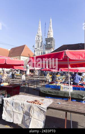 Mercato degli ortaggi e della frutta a Zagabria Foto Stock