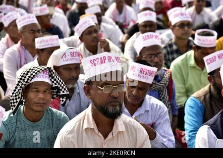 Guwahati, Guwahati, India. 8th Nov 2022. I dipendenti del governo statale che partecipano a una protesta contro il nuovo regime pensionistico (NPS) a Guwahati Assam India martedì 8th novembre 2022. (Credit Image: © Dasarath Deka/ZUMA Press Wire) Foto Stock