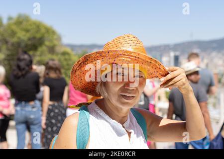 Barcellona, Spagna - 31 maggio 2022: Primo piano di una donna asiatica che indossa un cappello al punto di osservazione di Montjuic a Barcellona (Spagna). Foto Stock
