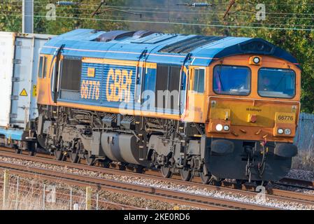 Locomotiva elettrica diesel di classe 66 chiamata Joanee del trasporto merci GBRF a Winwick. Foto Stock