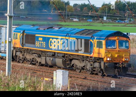 Locomotiva elettrica diesel di classe 66 chiamata Joanee del trasporto merci GBRF a Winwick. Foto Stock