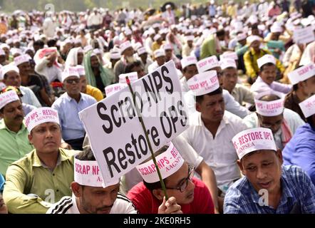 Guwahati, Guwahati, India. 8th Nov 2022. I dipendenti del governo statale che partecipano a una protesta contro il nuovo regime pensionistico (NPS) a Guwahati Assam India martedì 8th novembre 2022. (Credit Image: © Dasarath Deka/ZUMA Press Wire) Foto Stock