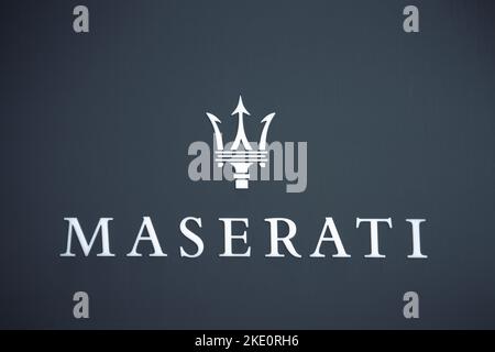 Logo e cartello Maserati sullo showroom automobilistico di Vilnius, Lituania, il 09 novembre 2022. Maserati, in pieno Maserati Spa, produttore automobilistico italiano Foto Stock