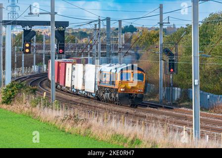 Locomotiva elettrica diesel di classe 66 chiamata Joanee del trasporto merci GBRF a Winwick. Foto Stock