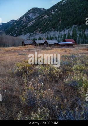 Una bella vista verticale di cabine sul pendio di una montagna con una vista panoramica Foto Stock