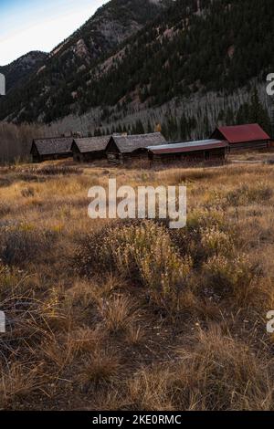 Un bellissimo scatto di cabine sul pendio di una montagna con una vista panoramica Foto Stock