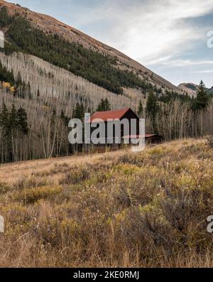 Un primo piano verticale di un fienile in legno sul pendio di una montagna Foto Stock