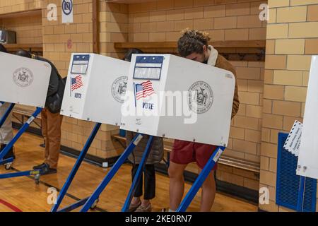 New York, Stati Uniti. 08th Nov 2022. La gente ha espresso i propri voti durante il giorno delle elezioni al PS 171 nel Queens borough di New York City. Dopo mesi di campagne elettorali, gli americani votano alle elezioni di medio termine per decidere le gare più strette in tutta la nazione. (Foto di Ron Adar/SOPA Images/Sipa USA) Credit: Sipa USA/Alamy Live News Foto Stock