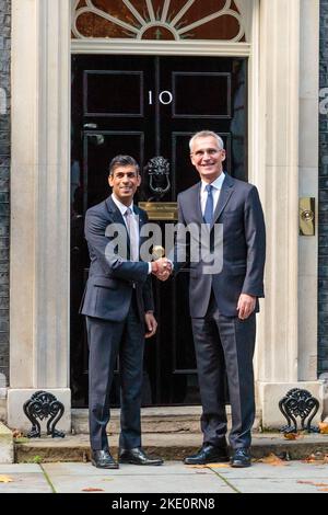 Downing Street, Londra, Regno Unito. 9th novembre 2022. Il nuovo primo ministro britannico, Rishi Sunak, saluta il segretario generale della NATO, Jens Stoltenberg, mentre lo dà il benvenuto al 10 Downing Street. Stoltenberg, il primo leader internazionale a visitare Sunak a Downing Street, si trova a Londra per discutere della guerra in corso in Ucraina e dell'importanza dell'alleanza NATO. Foto di Amanda Rose/Alamy Live News Foto Stock