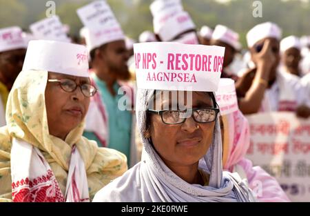 Guwahati, Guwahati, India. 8th Nov 2022. I dipendenti del governo statale che partecipano a una protesta contro il nuovo regime pensionistico (NPS) a Guwahati Assam India martedì 8th novembre 2022. (Credit Image: © Dasarath Deka/ZUMA Press Wire) Foto Stock