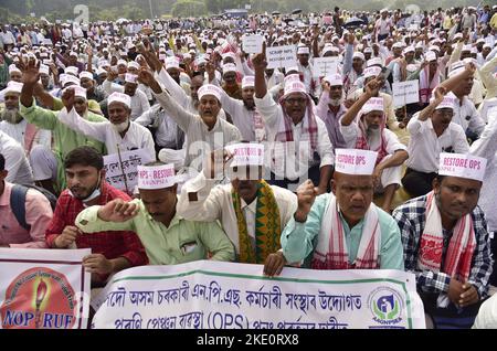 Guwahati, Guwahati, India. 8th Nov 2022. I dipendenti del governo statale che partecipano a una protesta contro il nuovo regime pensionistico (NPS) a Guwahati Assam India martedì 8th novembre 2022. (Credit Image: © Dasarath Deka/ZUMA Press Wire) Foto Stock