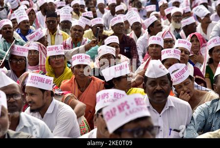 Guwahati, Guwahati, India. 8th Nov 2022. I dipendenti del governo statale che partecipano a una protesta contro il nuovo regime pensionistico (NPS) a Guwahati Assam India martedì 8th novembre 2022. (Credit Image: © Dasarath Deka/ZUMA Press Wire) Foto Stock