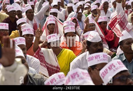 Guwahati, Guwahati, India. 8th Nov 2022. I dipendenti del governo statale che partecipano a una protesta contro il nuovo regime pensionistico (NPS) a Guwahati Assam India martedì 8th novembre 2022. (Credit Image: © Dasarath Deka/ZUMA Press Wire) Foto Stock