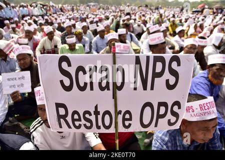 Guwahati, Guwahati, India. 8th Nov 2022. I dipendenti del governo statale che partecipano a una protesta contro il nuovo regime pensionistico (NPS) a Guwahati Assam India martedì 8th novembre 2022. (Credit Image: © Dasarath Deka/ZUMA Press Wire) Foto Stock