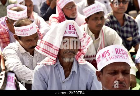 Guwahati, Guwahati, India. 8th Nov 2022. I dipendenti del governo statale che partecipano a una protesta contro il nuovo regime pensionistico (NPS) a Guwahati Assam India martedì 8th novembre 2022. (Credit Image: © Dasarath Deka/ZUMA Press Wire) Foto Stock