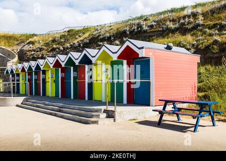 Capanne colorate viste sull'isola di Barry nel Galles del Sud, prese il 21st luglio 2022. Foto Stock