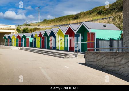 Una fila di capanne in tutti i colori a Barry Island nel Galles del Sud, takem 21st luglio 2022. Foto Stock