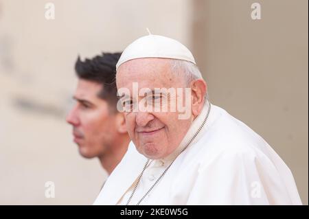 Roma, Italia. 09th Nov 2022. Italia, Roma, Vaticano, 22/11/09 . Papa Francesco arriva a portare la sua udienza generale settimanale in Piazza San Pietro.Italia, Roma, Vaticano, 22/11/09 . Papa Francesco arriva per guida la sua udienza generale settimanale in Piazza San Pietro. Foto di Massimiliano MIGLIORATO/Catholic Press Photo Credit: Agenzia indipendente per le foto/Alamy Live News Foto Stock