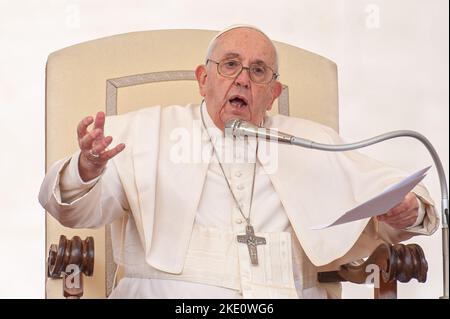 Roma, Italia. 09th Nov 2022. Italia, Roma, Vaticano, 22/11/09 . Papa Francesco consegna il suo discorso mentre guida la sua udienza generale settimanale in Piazza San Pietro.Italia, Roma, Vaticano, 22/11/09 . Papa Francesco pronuncia il suo disco durante l'udienza generale settimanale in Piazza San Pietro. Foto di Massimiliano MIGLIORATO/Catholic Press Photo Credit: Agenzia indipendente per le foto/Alamy Live News Foto Stock