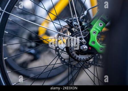 Primo piano della catena sui raggi della bici da carico nera. Immagine ritagliata di un veicolo moderno ed efficiente su strada. Foto Stock