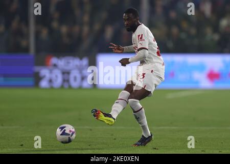 Cremona, Italia, 8th novembre 2022. Figayo Tomori dell'AC Milan durante la Serie A match allo Stadio Giovanni Zini di Cremona. L'immagine di credito dovrebbe essere: Jonathan Moskrop / Sportimage Foto Stock