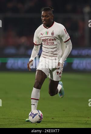 Cremona, Italia, 8th novembre 2022. Rafael Leao dell'AC Milan durante la Serie A match allo Stadio Giovanni Zini di Cremona. L'immagine di credito dovrebbe essere: Jonathan Moskrop / Sportimage Foto Stock