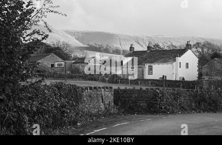 Una vista di Pendle Hill dal villaggio di Worston, Clitheroe, Lancashire, Regno Unito, Europa Foto Stock