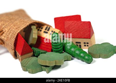 Case e alberi come giocattoli di legno su uno sfondo bianco Foto Stock