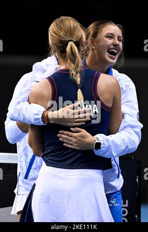 Glasgow (Scozia), 09/11/2022, Anna Karolina Schmiedlova slovacca e Tereza Mihalikova slovacca festeggiano dopo aver vinto una partita di tennis tra il belga Zanevska e lo slovacco Schmiedlova, la seconda partita del pareggio tra Belgio e Slovacchia nella fase di gruppo delle finali Billie Jean King Cup di Glasgow, Scozia Mercoledì 09 novembre 2022. Il torneo si svolge dal 8 al 13 novembre 2022. FOTO DI BELGA LAURIE DIEFFEMBACQ Foto Stock