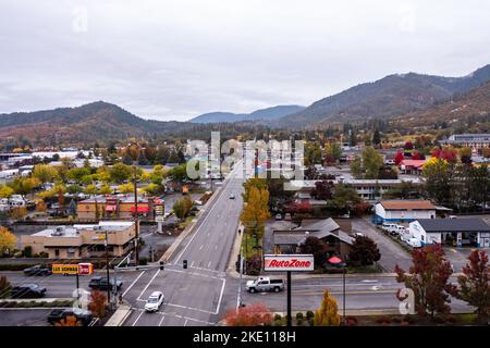 Les Schwab e Autozone a Grants Pass, Oregon. Foto Stock