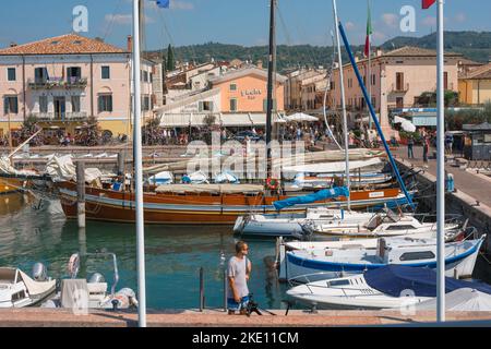 Porto di Bardolino, vista in estate del Lungolago Francesco Lenotti - la colorata zona portuale sul lago di Bardolino, Lago di Garda, Veneto, Italia Foto Stock