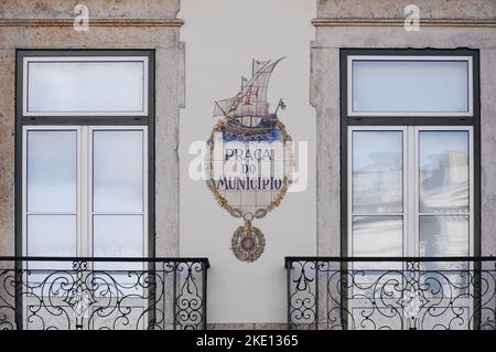 Pannello in ceramica con un motivo nautico che indica il nome della piazza del comune di Lisbona Foto Stock