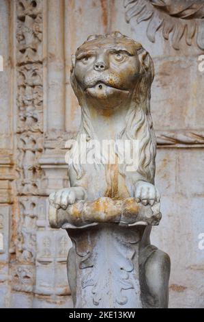 Maestosa statua del Leone presso il monastero di Jerónimos a Lisbona Foto Stock