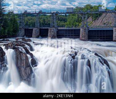 Diga idroelettrica sul fiume Saint John a Grand Falls New Brunswick, Canada. Foto Stock