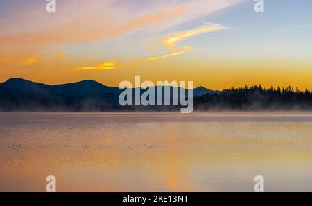 Lago Chatcolet all'inizio dell'autunno in Idaho Foto Stock