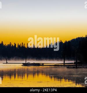 Lago Chatcolet all'inizio dell'autunno in Idaho Foto Stock