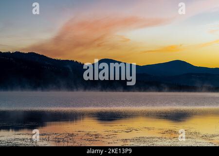 Lago Chatcolet all'inizio dell'autunno in Idaho Foto Stock