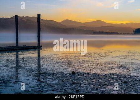 Lago Chatcolet all'inizio dell'autunno in Idaho Foto Stock