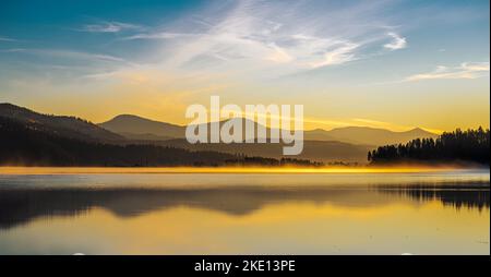 Lago Chatcolet all'inizio dell'autunno in Idaho Foto Stock