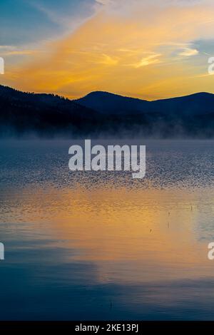 Lago Chatcolet all'inizio dell'autunno in Idaho Foto Stock