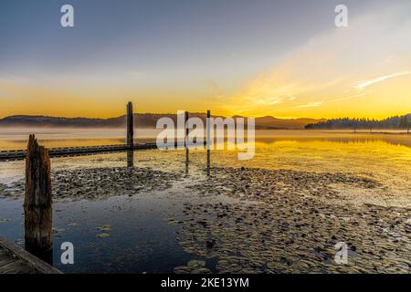 Lago Chatcolet all'inizio dell'autunno in Idaho Foto Stock